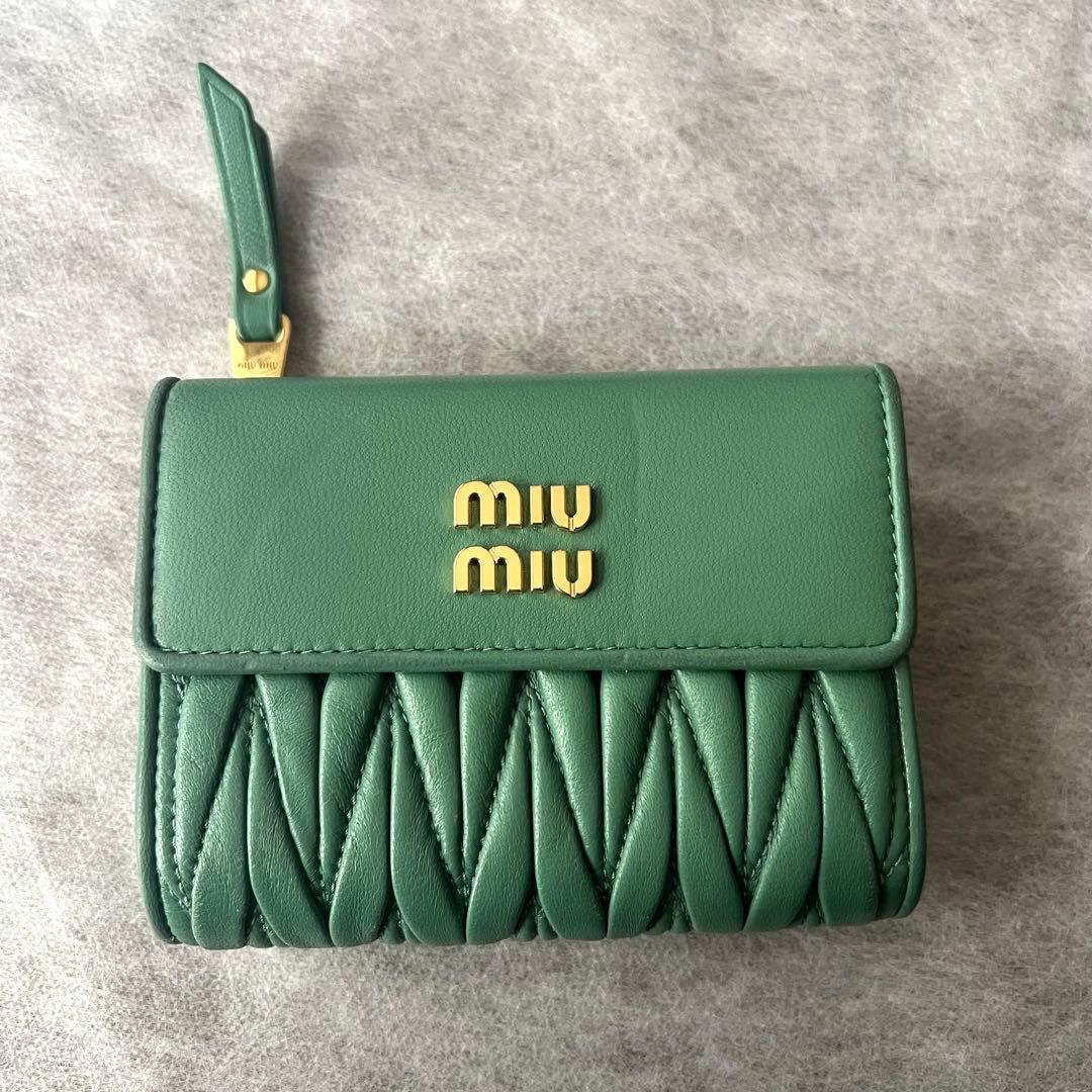 正規品 近年モデル ミュウミュウ マテラッセ 折り財布 グリーン レザー 箱付き