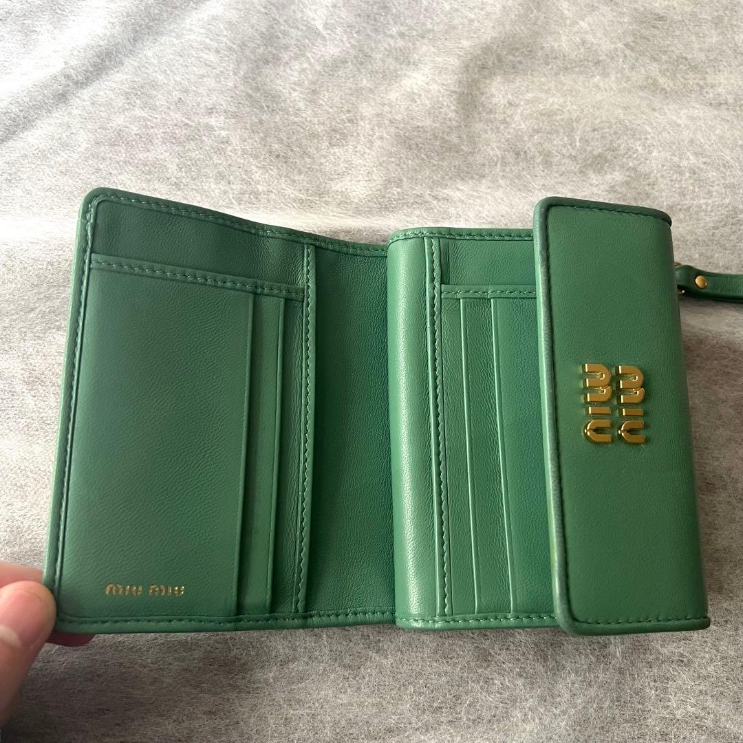 正規品 近年モデル ミュウミュウ マテラッセ 折り財布 グリーン レザー 箱付き
