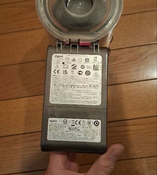 Dyson V8 スティッククリーナー本体とアタッチメント