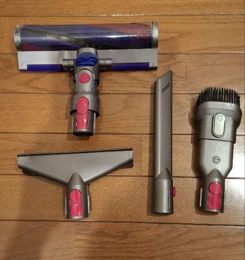 Dyson V8 スティッククリーナー本体とアタッチメント