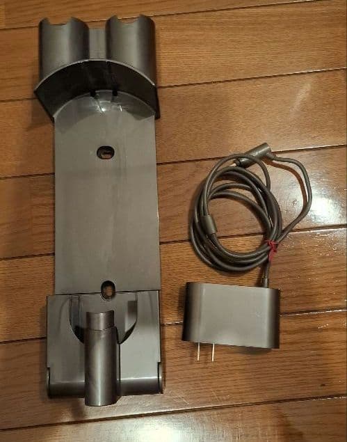Dyson V8 スティッククリーナー本体とアタッチメント