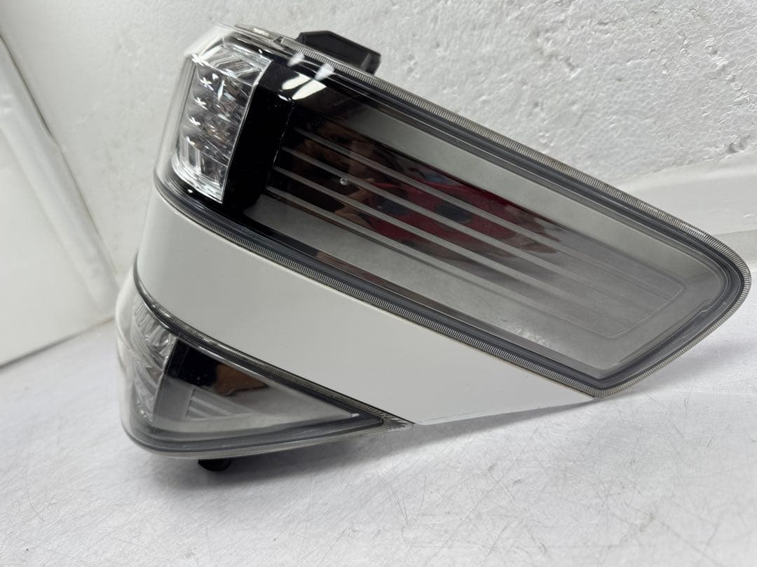 ヴェルファイア 20系前期 リア (右) テールライト/LED テールランプ