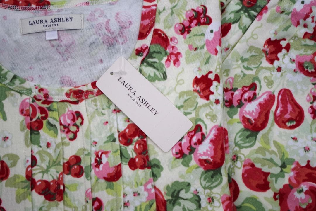 【新品】LAURA ASHLEYローラアシュレイ　パジャマ（Ｍ）ナイガイ製