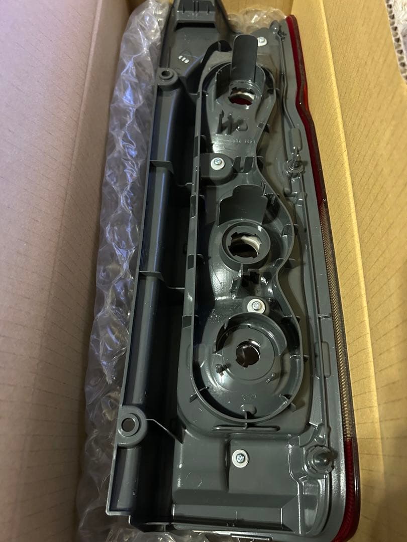 トヨタ純正ハイエースGDH201テールレンズ 左側新品未使用