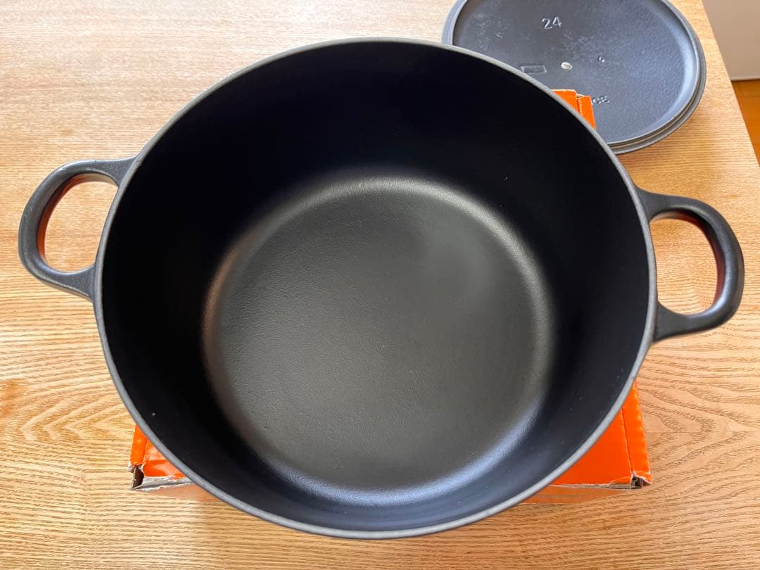 美品ルクルーゼ　ココットロンド　24cm マットブラック