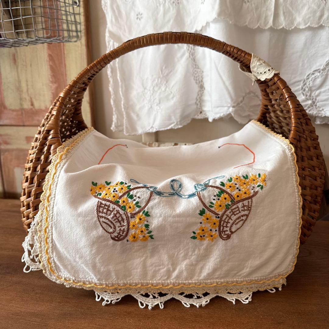 SALE❣️フランスアンティークஐ⋆*黄色の花籠刺繍の可愛いクロス