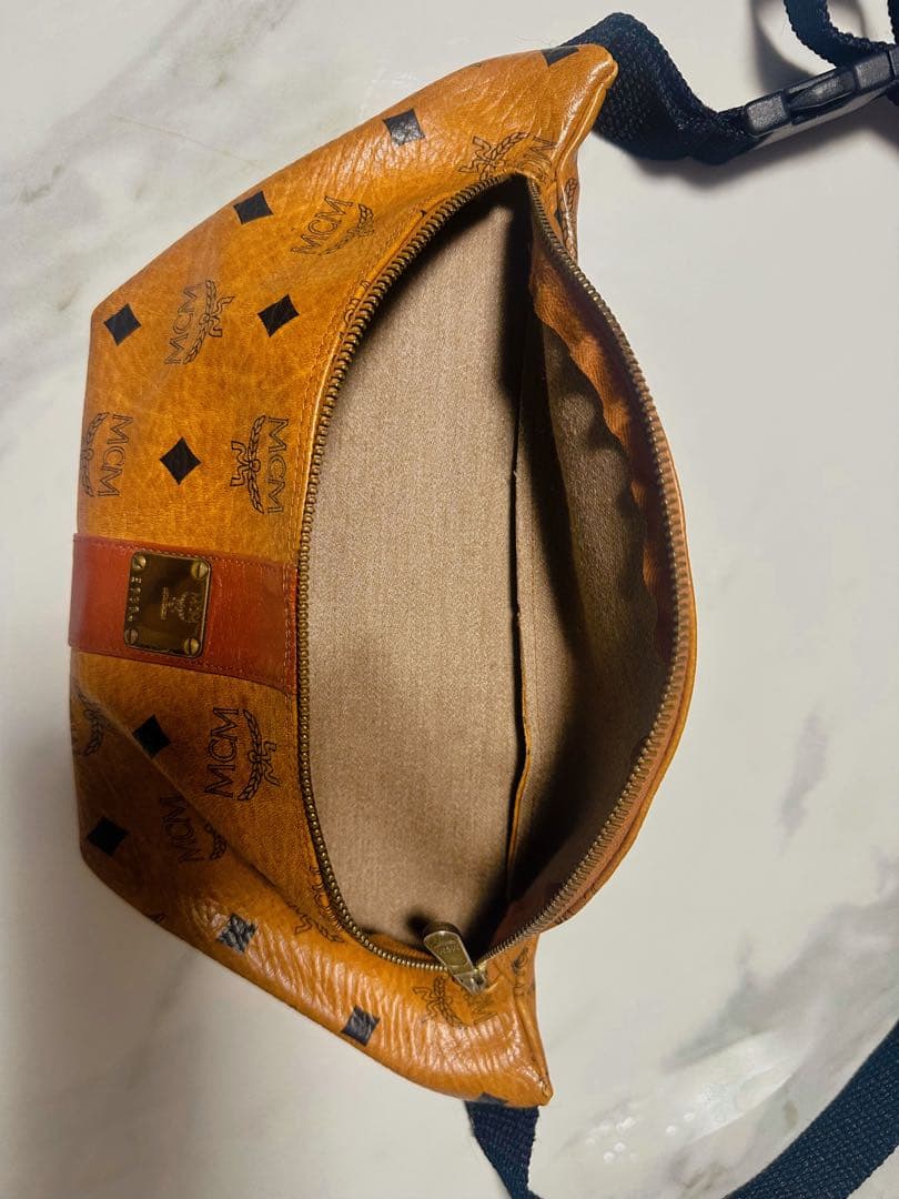 MCM オレンジ レザーボディバッグ