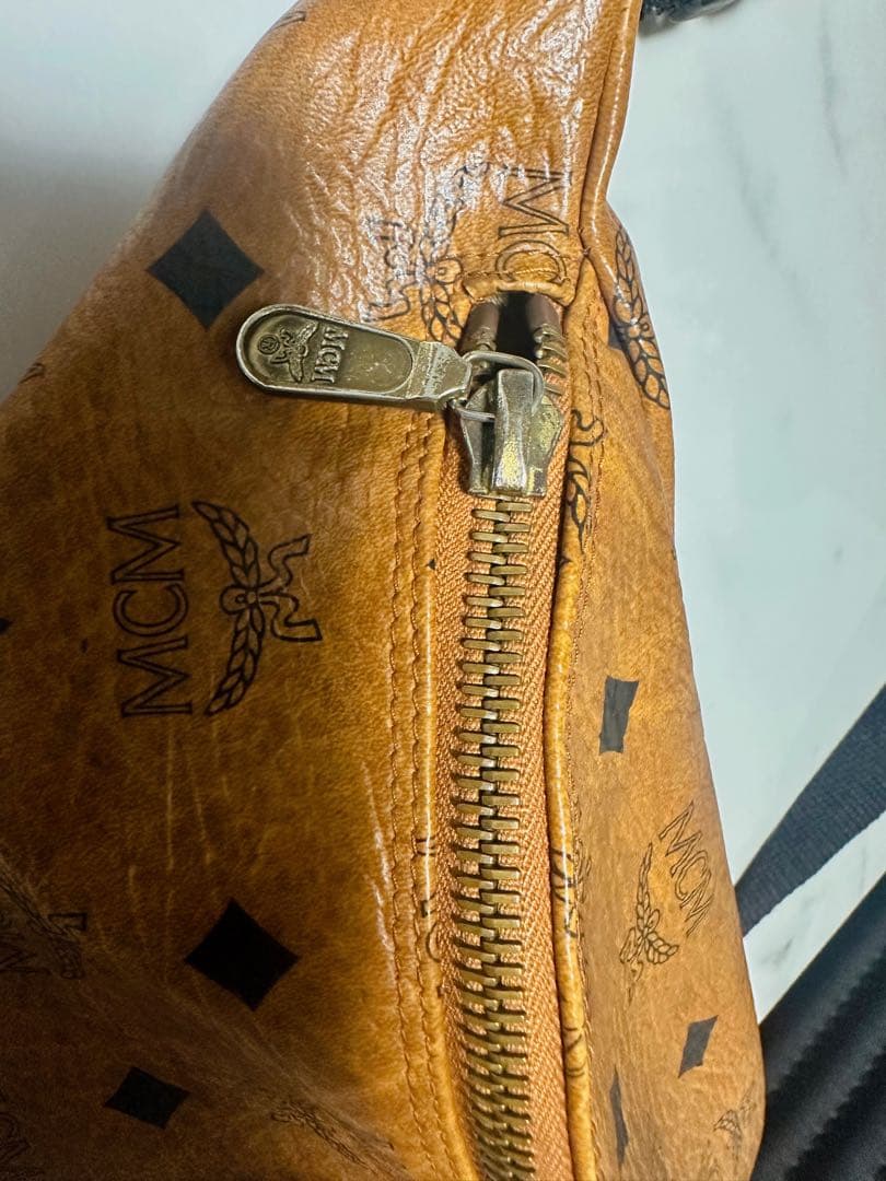 MCM オレンジ レザーボディバッグ