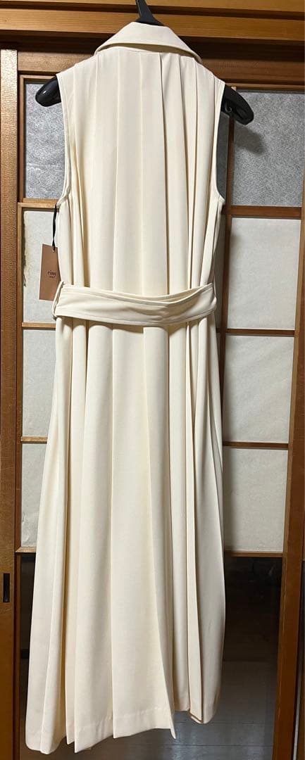 「新品•未使用」Eimy istoire バックプリーツロングジレ(ivory)