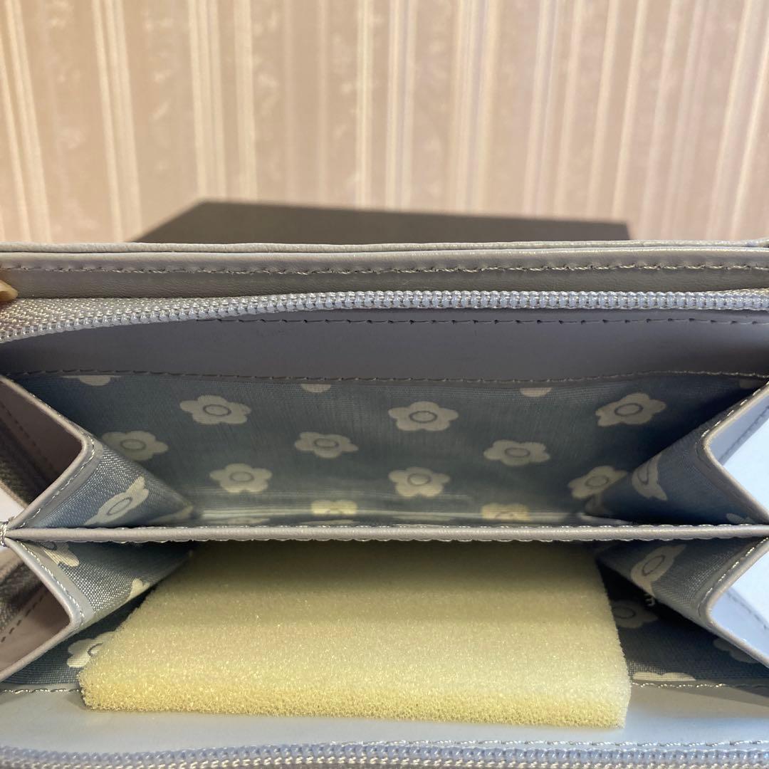 MARY QUANT 花柄レザー二つ折り財布 グレー