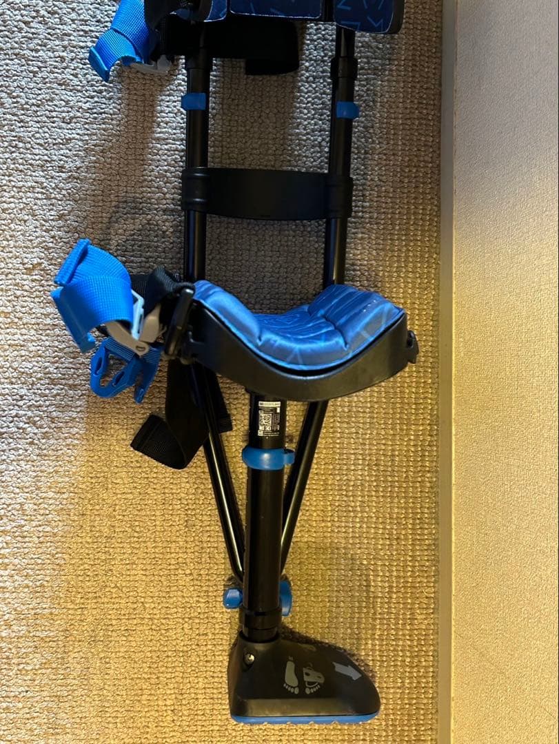 i WALK 3.0 ハンズフリーの松葉杖