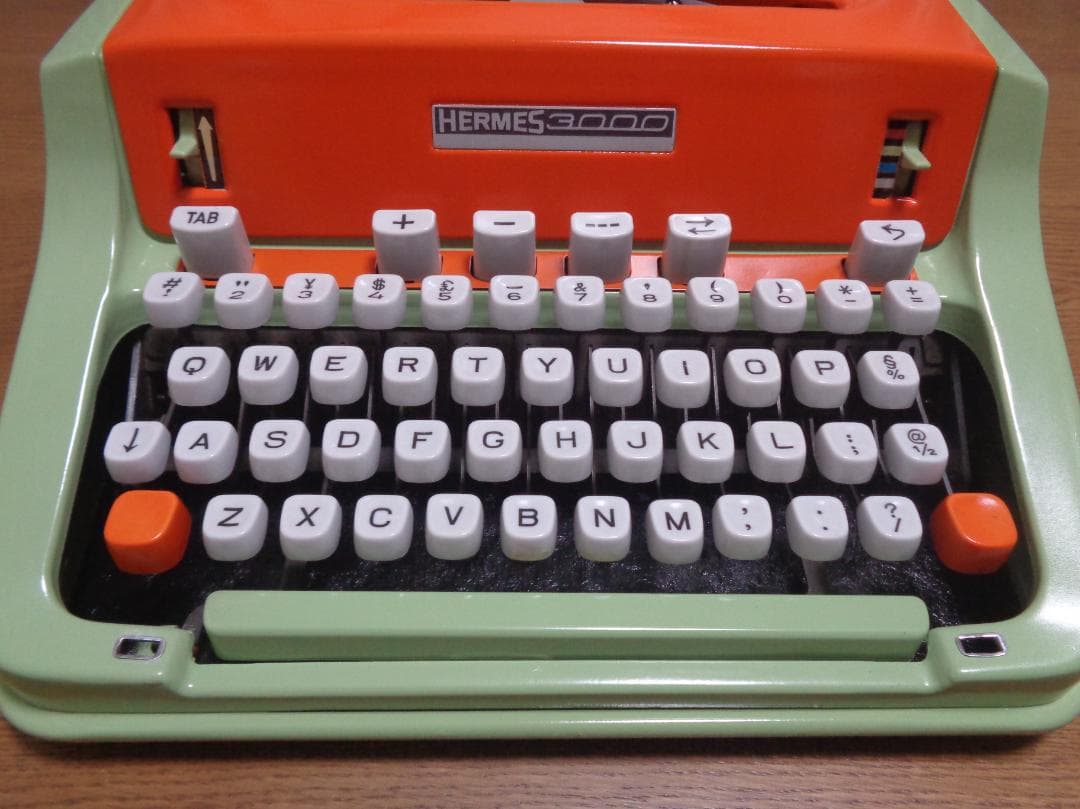 実働品　HERMES3000 エルメスタイプライター ポップ調にカスタムカラー