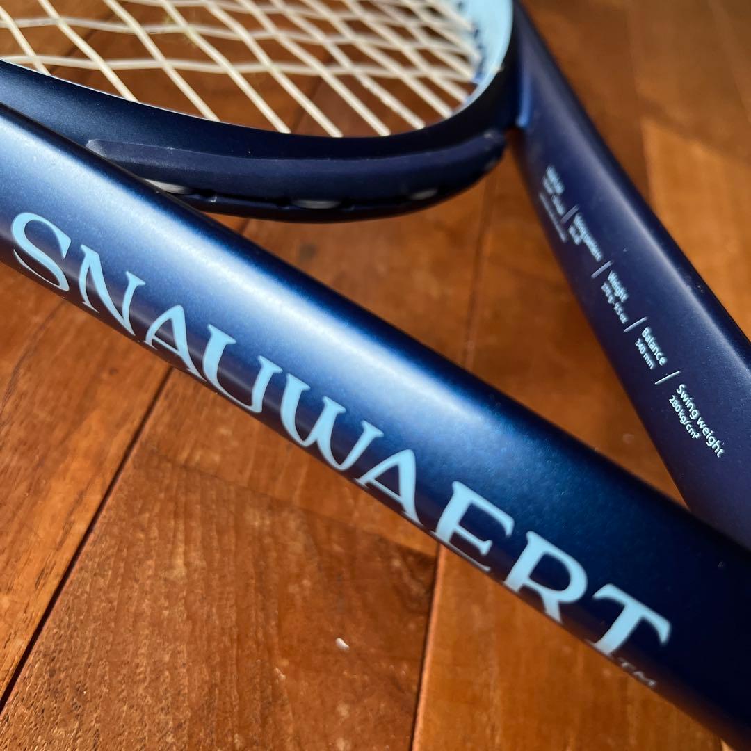 値下げ❤️SNAUWAERT テニスラケット VITAS110ネイビー
