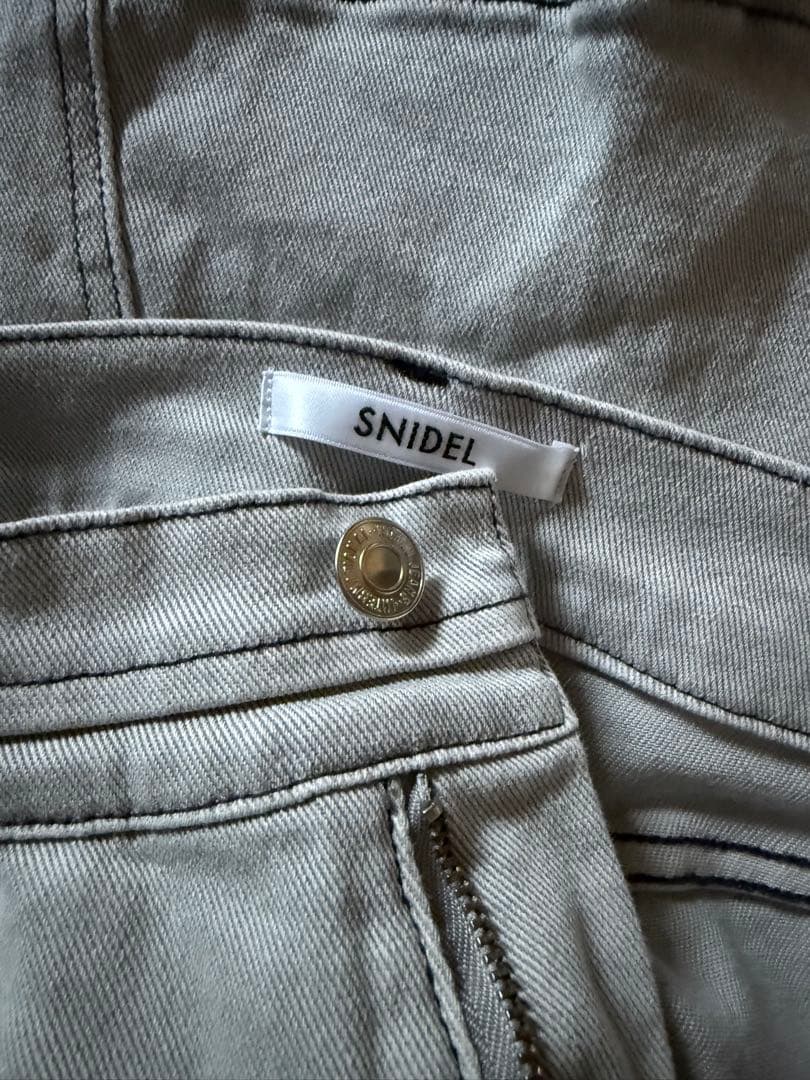 【美品】SNIDEL ストレッチフレアデニムパンツ　ライトグレー　サイズ0
