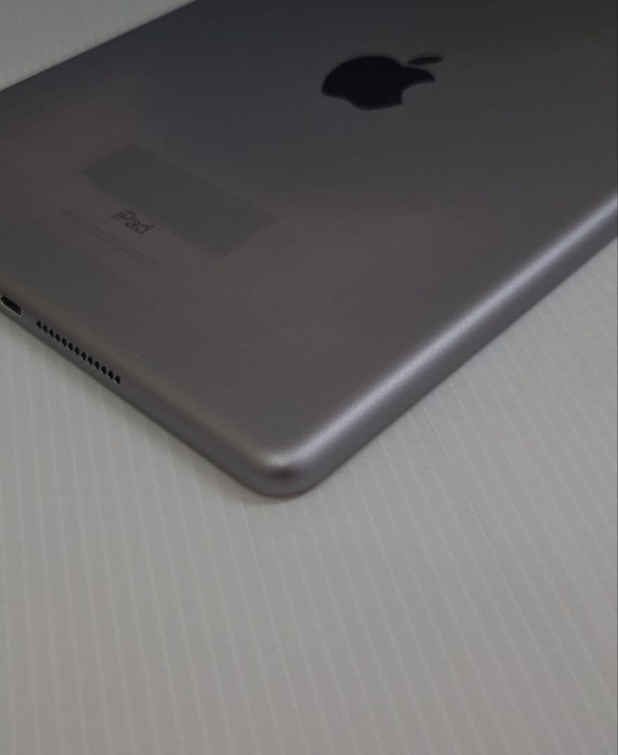 iPad 第5世代 A1823 32GB WiFi＋Cellularモデル 本体