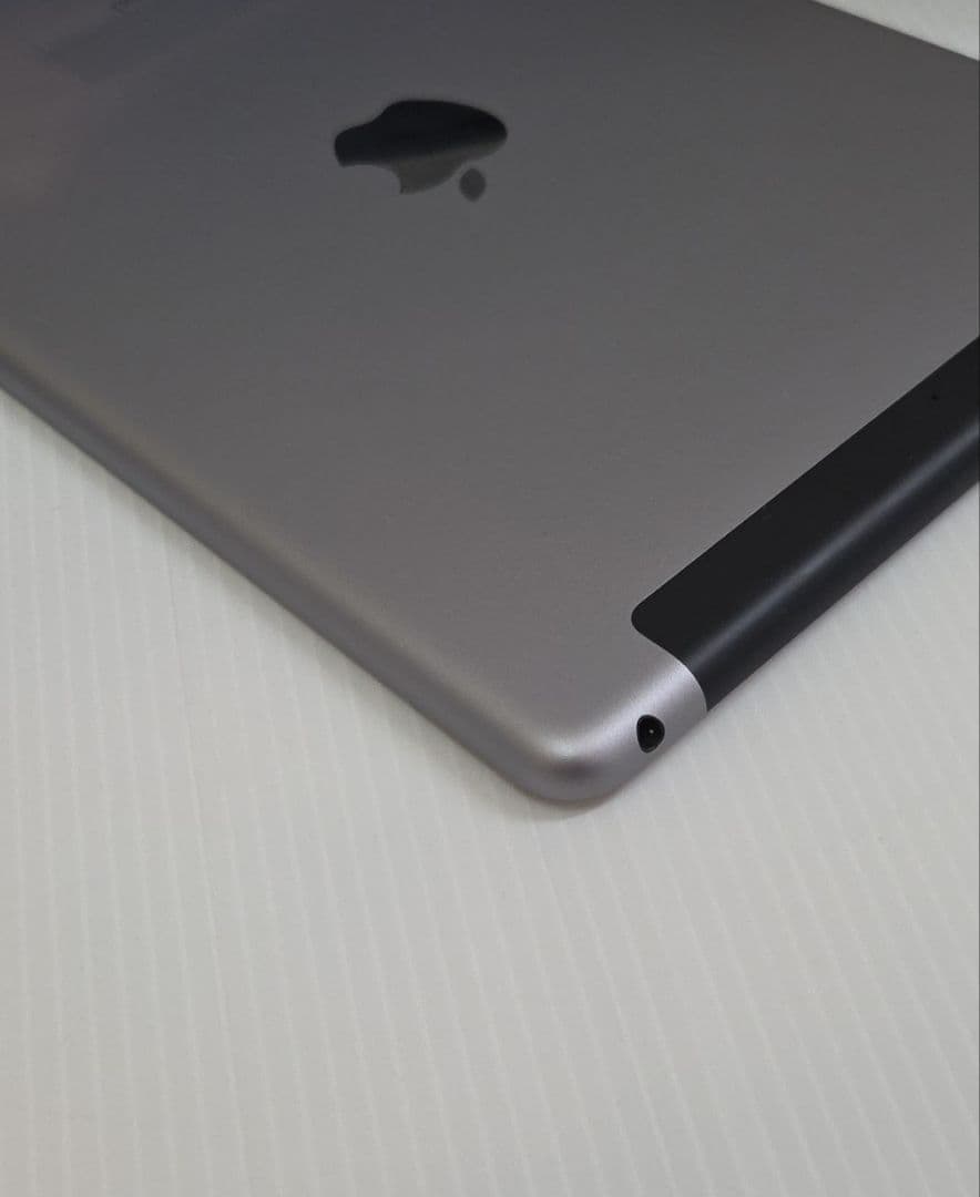 iPad 第5世代 A1823 32GB WiFi＋Cellularモデル 本体