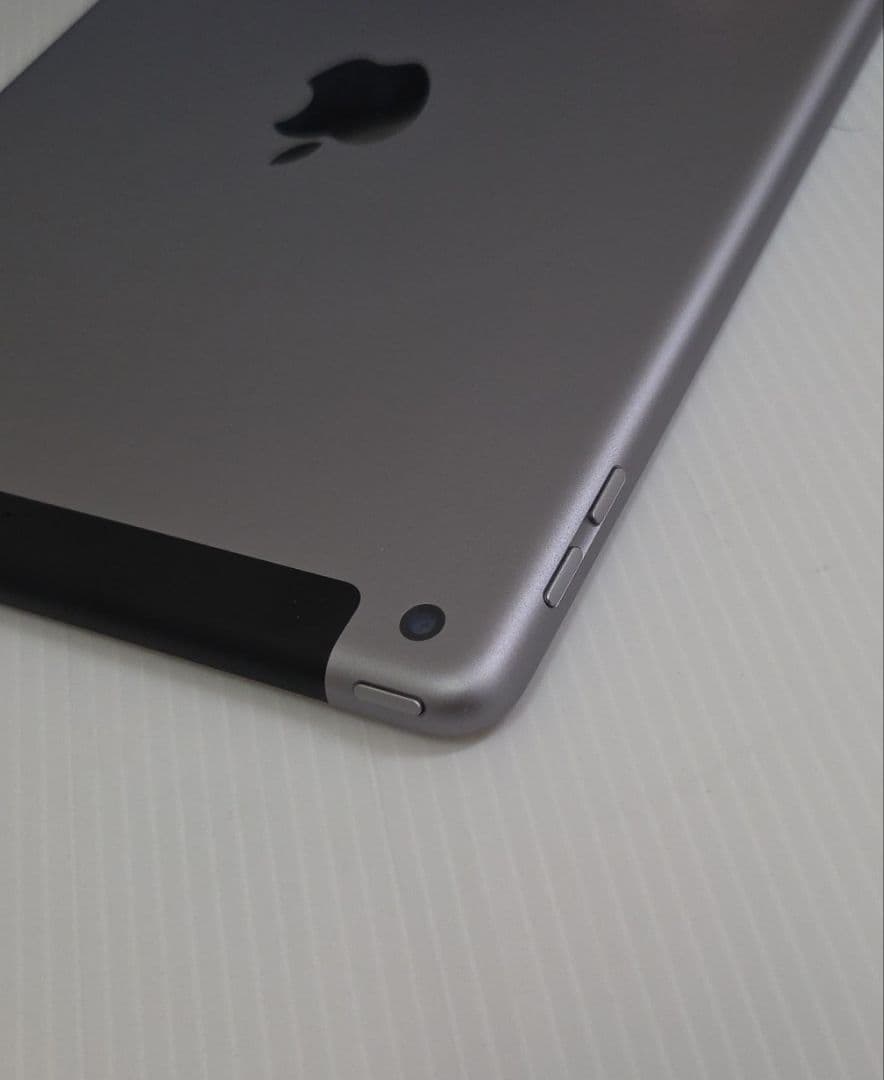 iPad 第5世代 A1823 32GB WiFi＋Cellularモデル 本体