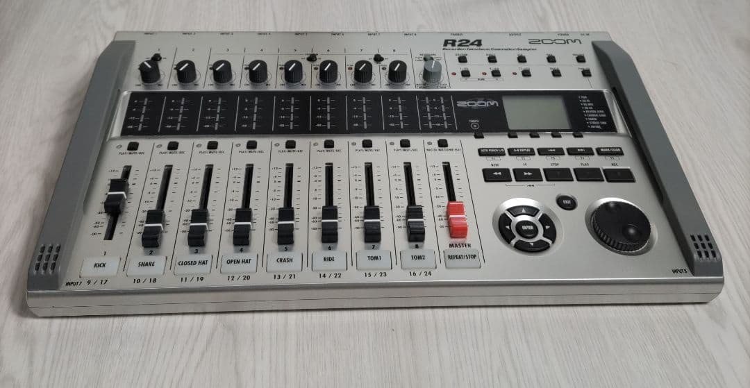 ZOOM R24 マルチトラックレコーダー