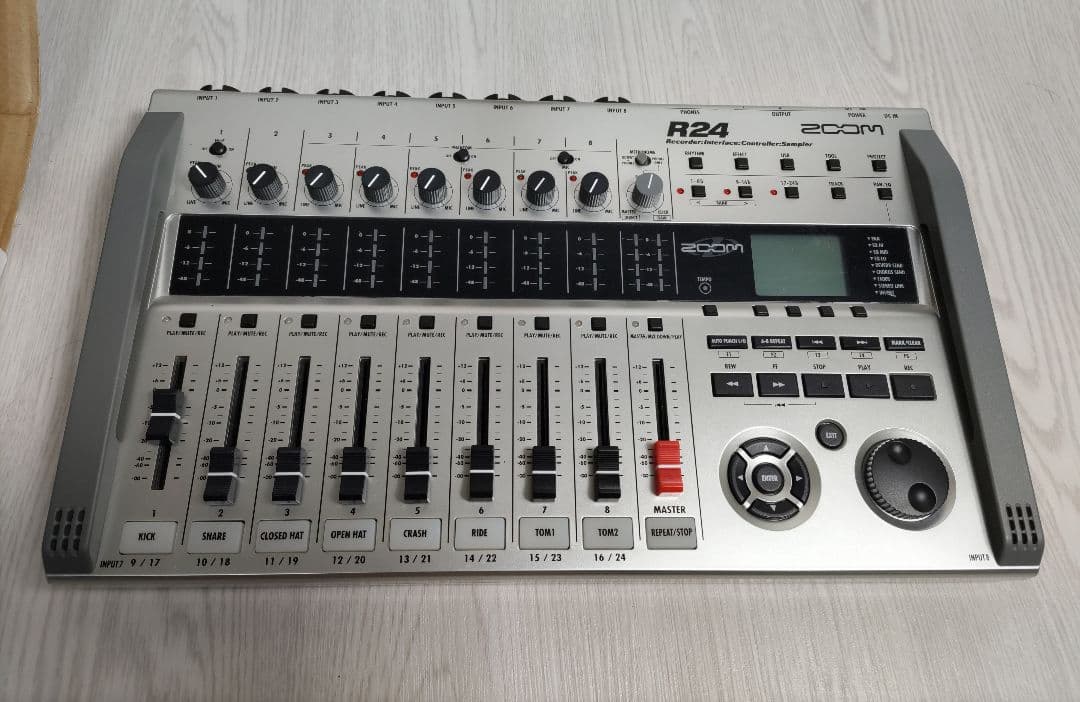 ZOOM R24 マルチトラックレコーダー