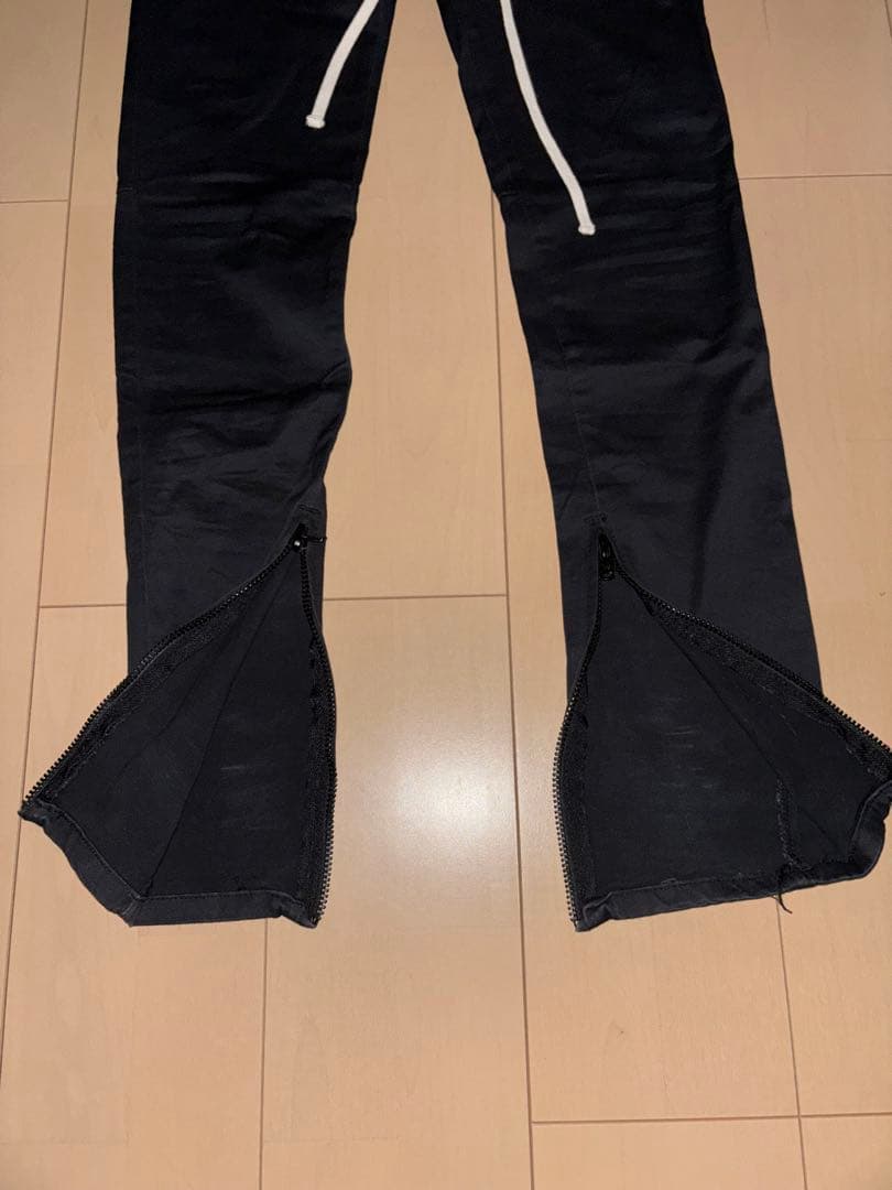 ESSENTIALSフレアパンツ