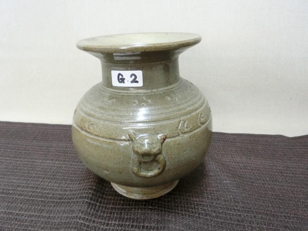 キレイ！【青磁双耳壷　印刻文　小振り品　中国・G2】★水注　壷　オブジェ　置物