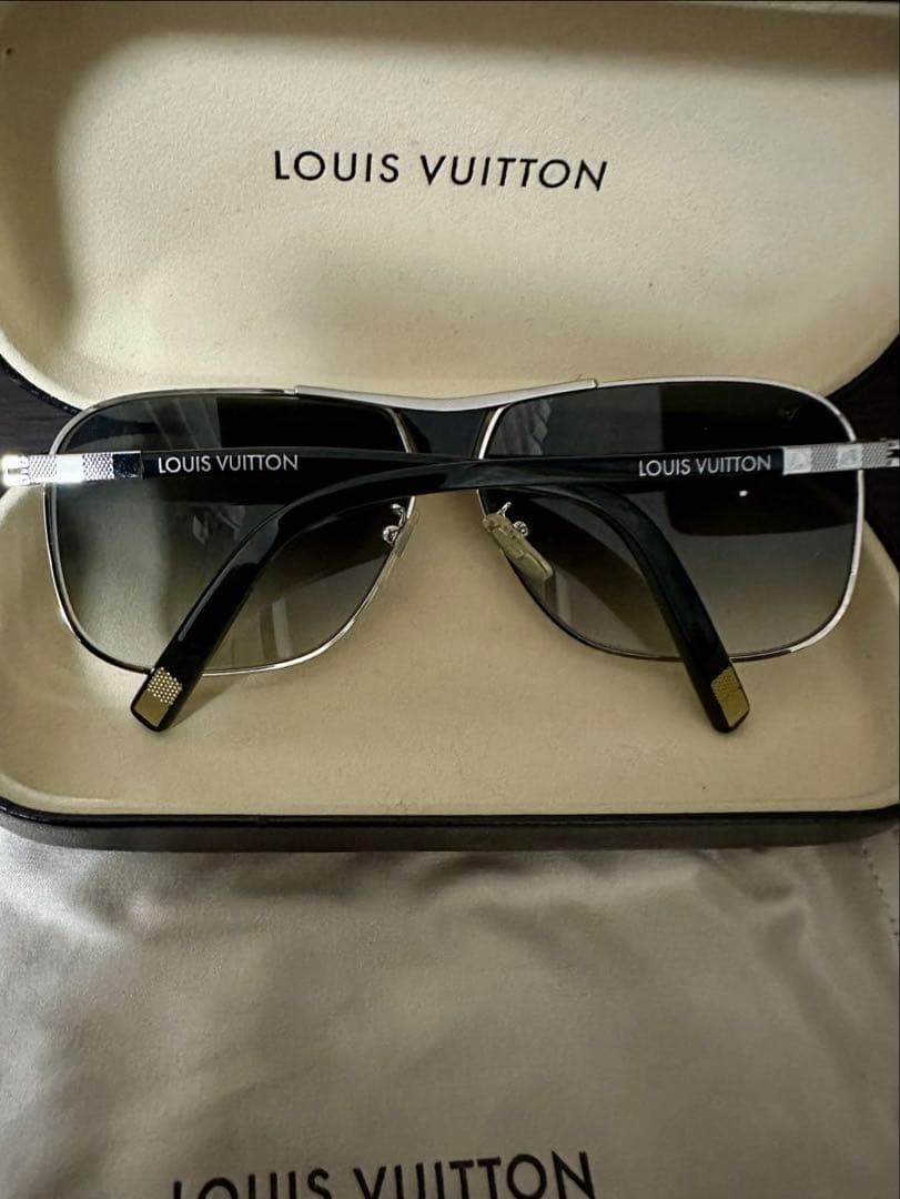 LOUIS VU ITTON ルイ　ヴィトン　サングラス　ほぼ未使用　シルバー