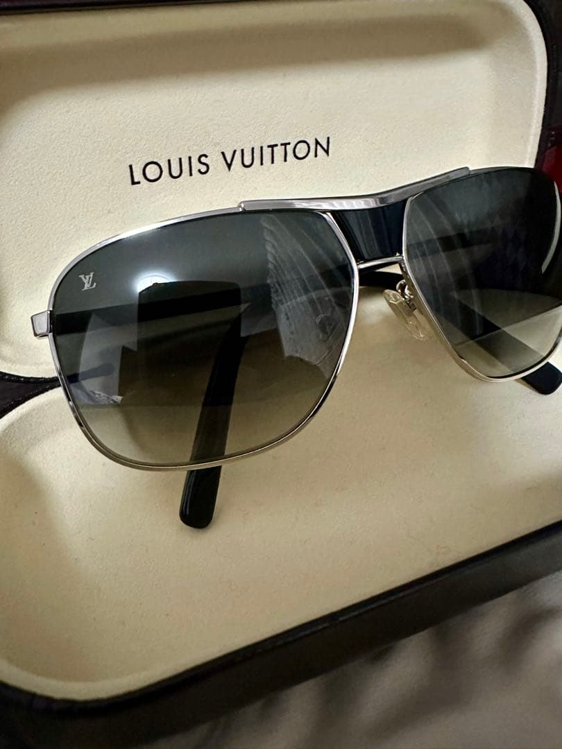 LOUIS VU ITTON ルイ　ヴィトン　サングラス　ほぼ未使用　シルバー