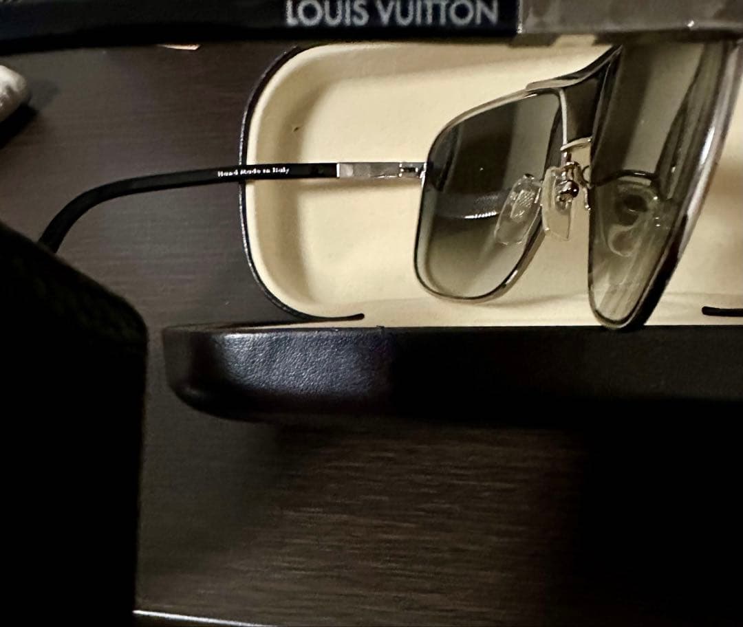 LOUIS VU ITTON ルイ　ヴィトン　サングラス　ほぼ未使用　シルバー