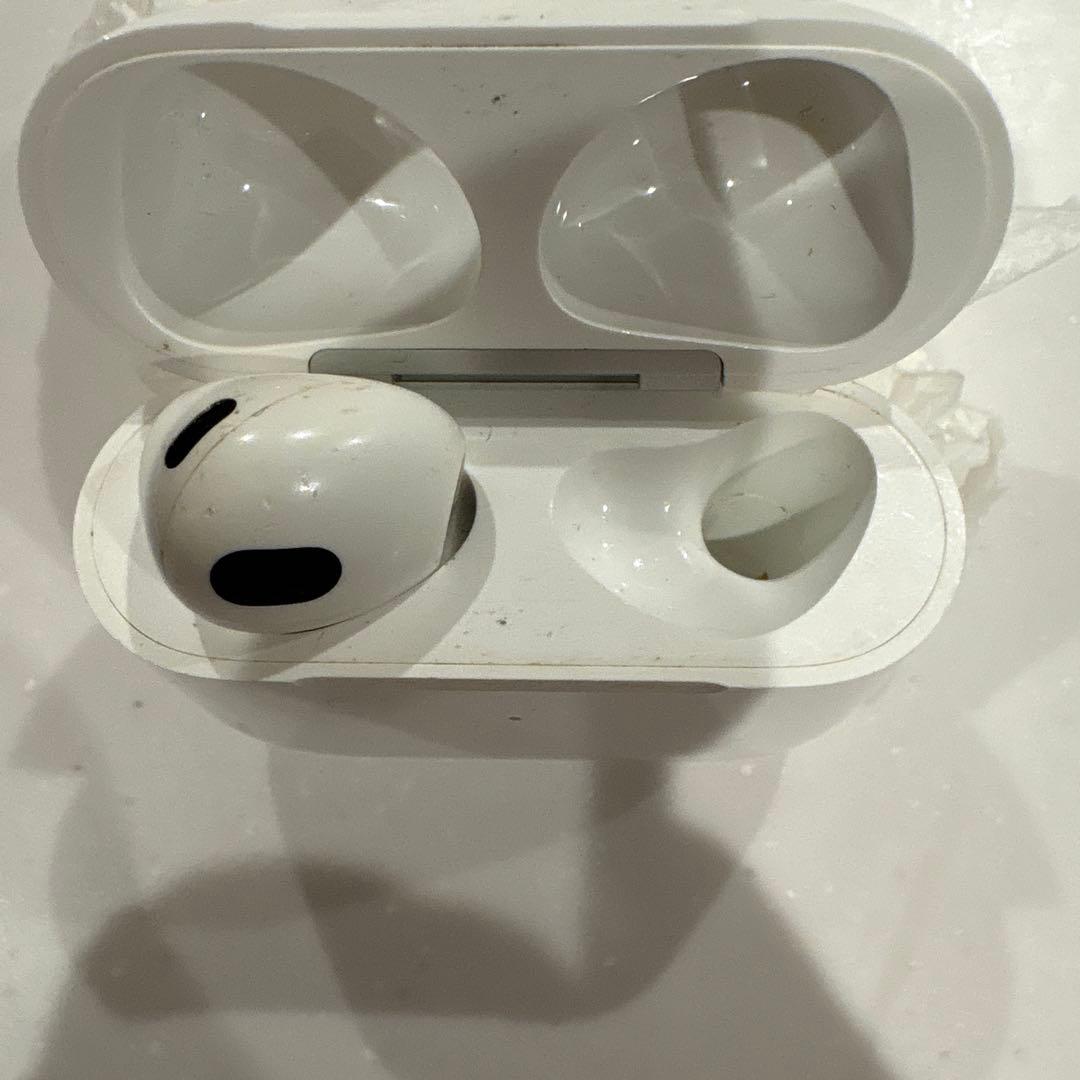 片耳　AirPods本体 ホワイト 充電ケース付き