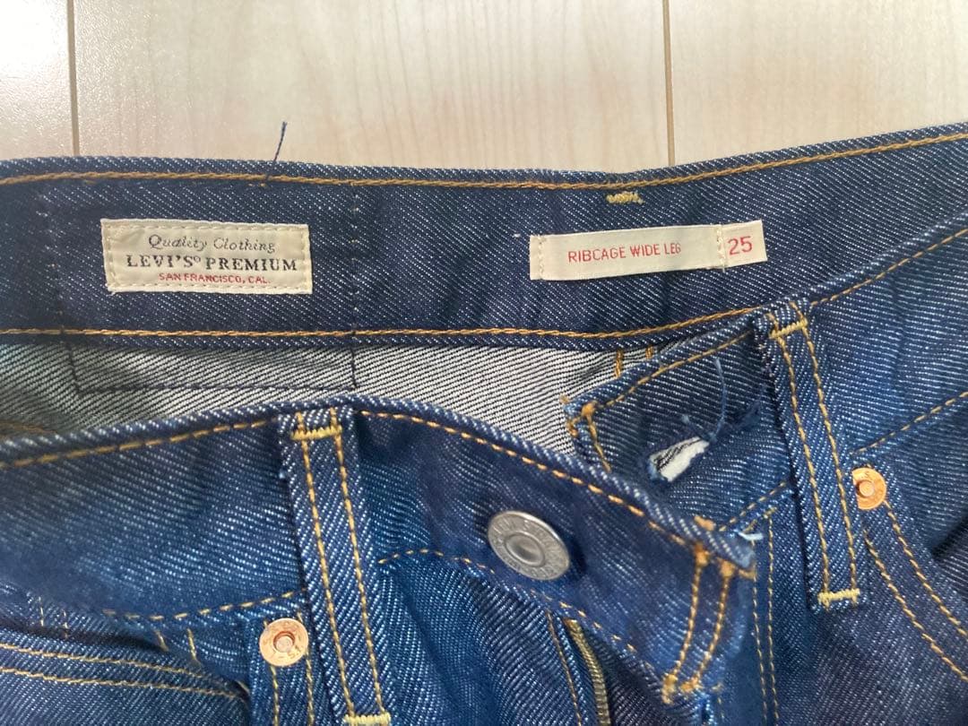 【美品】Levi's RIBCAGE WIDELEG /25サイズ/ネイビー