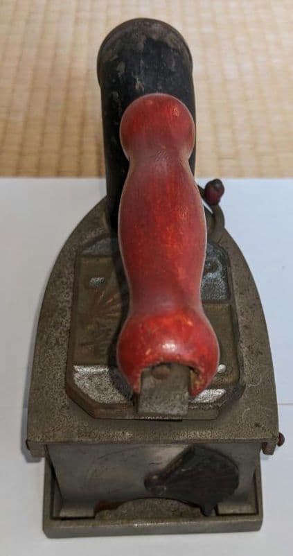 炭火アイロン 赤いハンドル