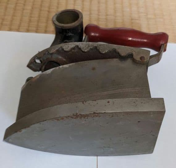炭火アイロン 赤いハンドル