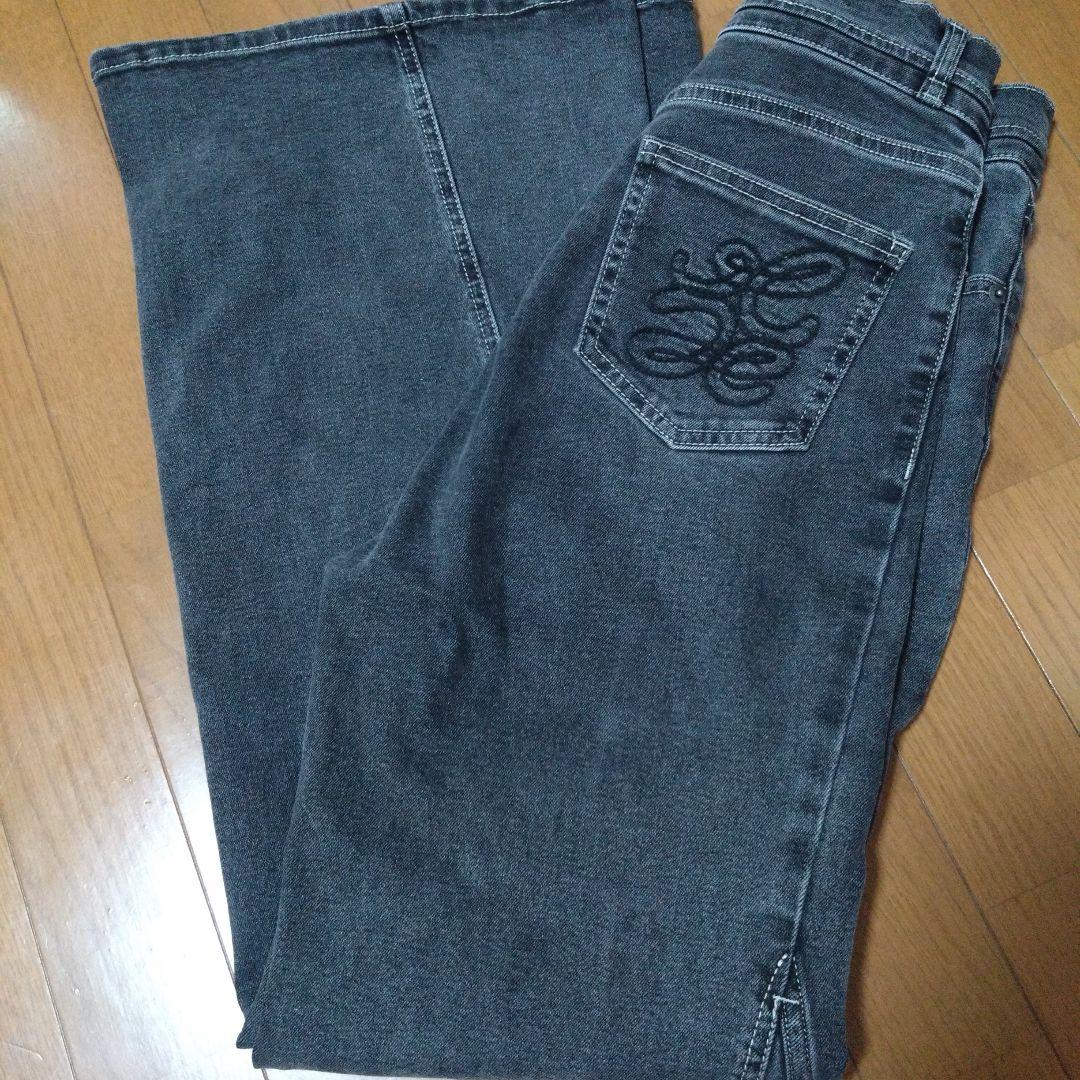 スナイデル　Sustainableストレッチフレアデニムパンツブラック　黒