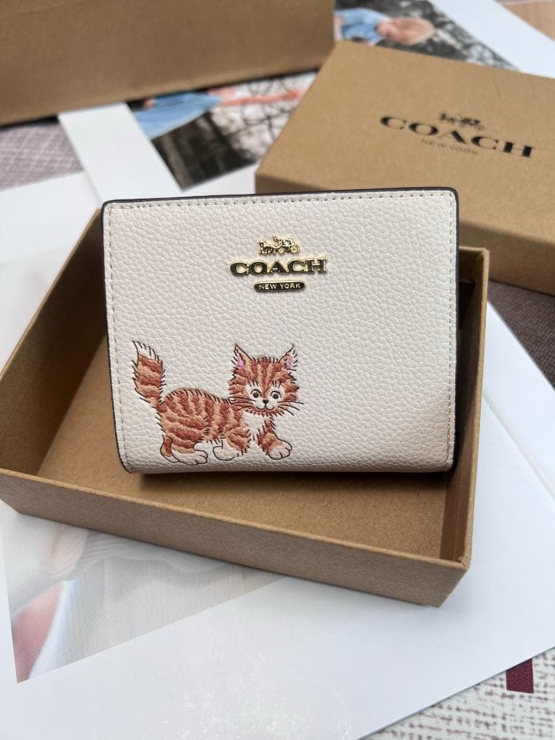 COACH 猫イラスト 二つ折り財布 ベージュ