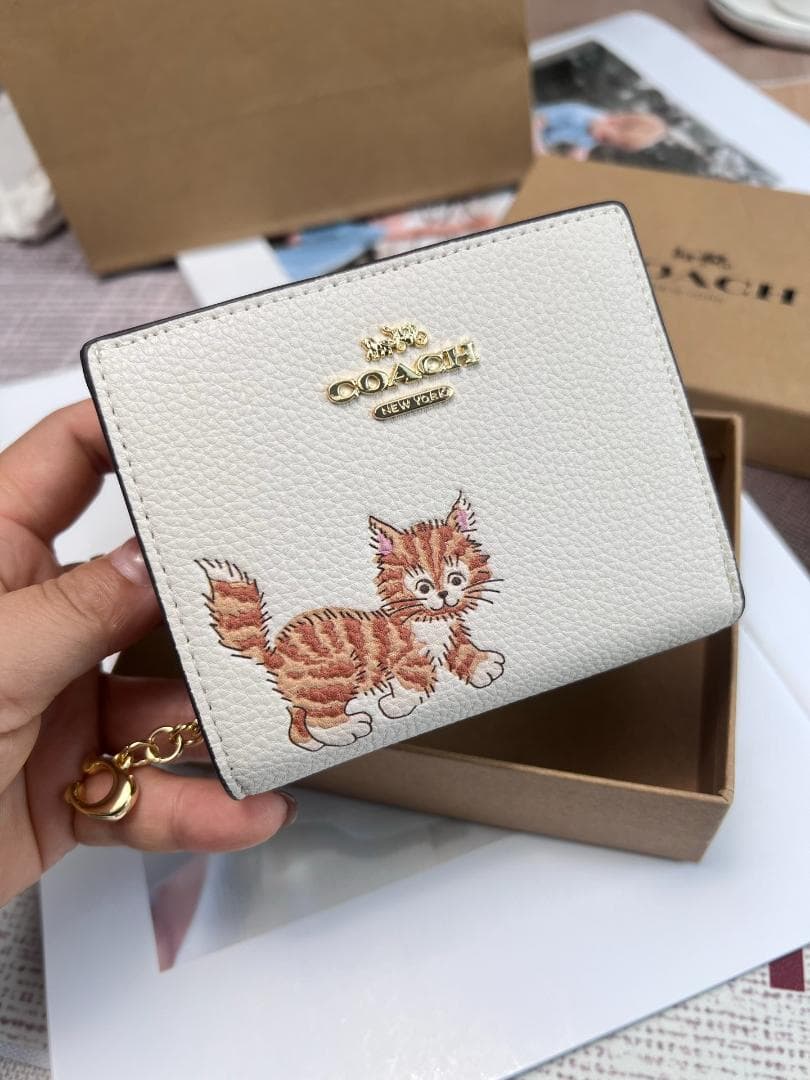 COACH 猫イラスト 二つ折り財布 ベージュ