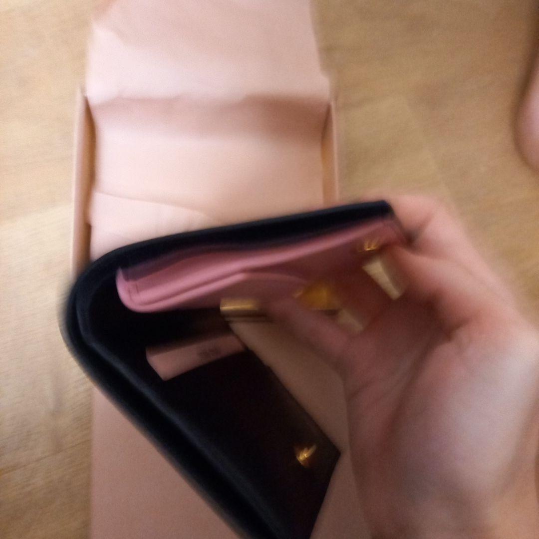 MIU MIU 2つ折り財布　黒　ピンク