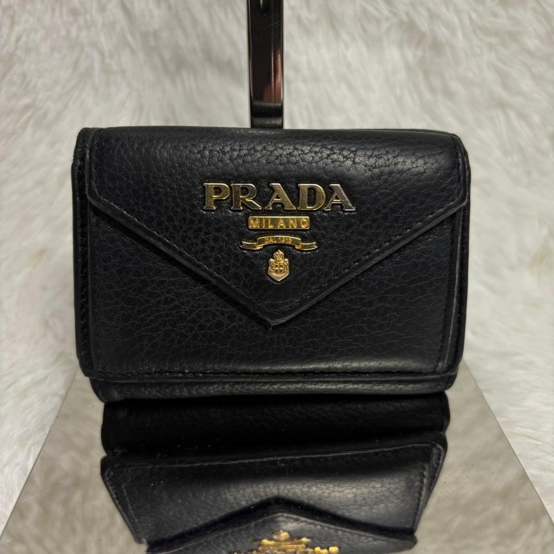 ✨付属品完備✨ プラダ ヴィッテロダイノ シボ 革 レター型 三つ折り財布 黒