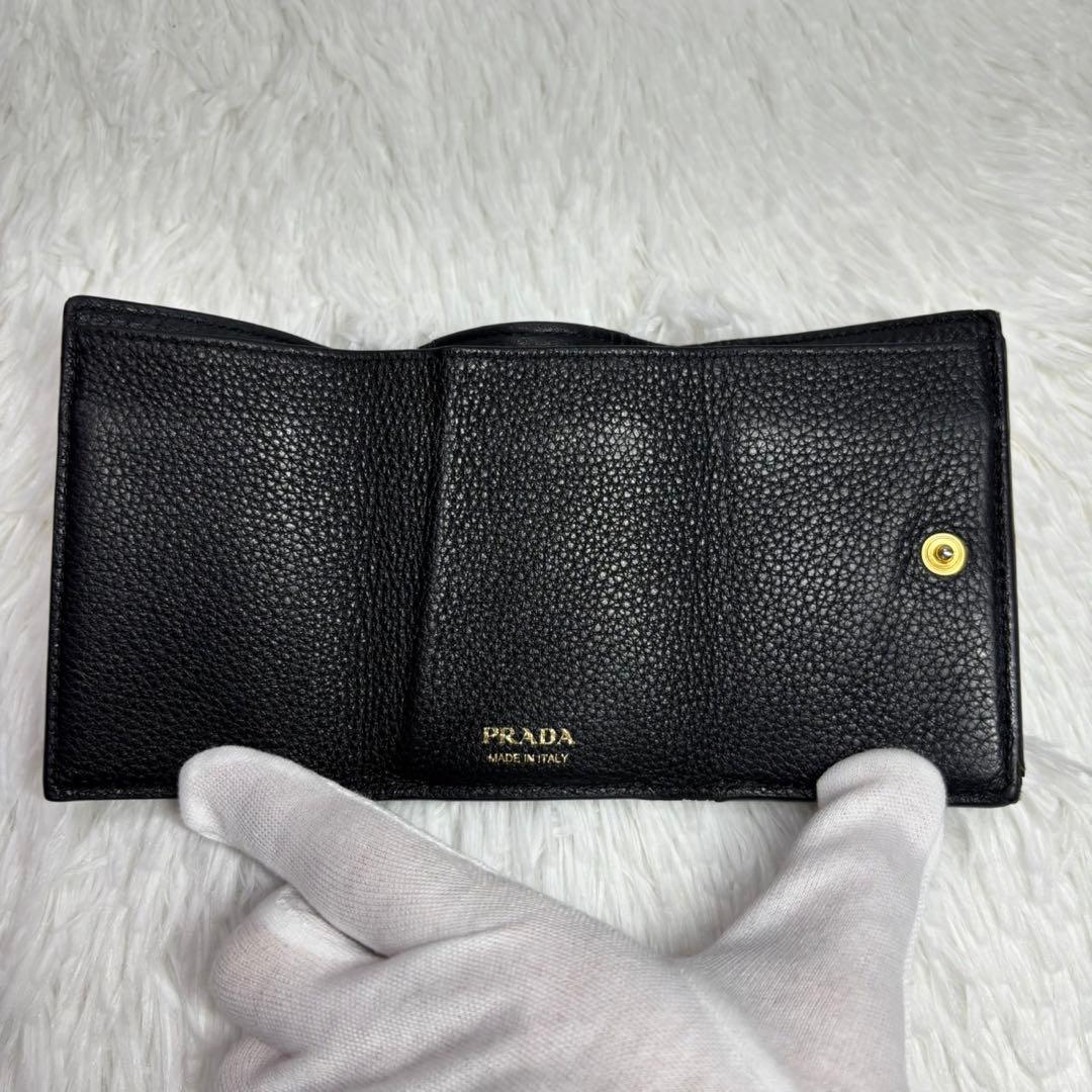 ✨付属品完備✨ プラダ ヴィッテロダイノ シボ 革 レター型 三つ折り財布 黒