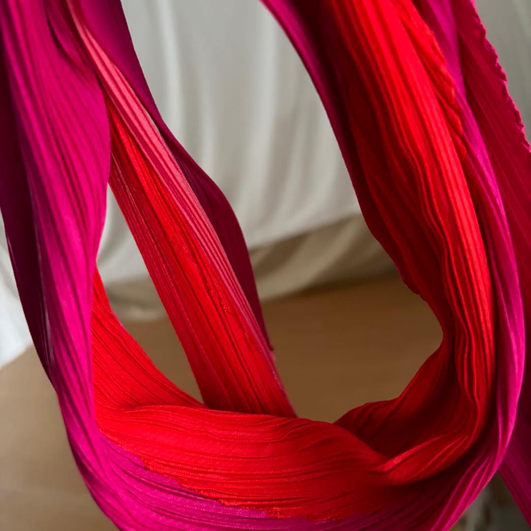 ISSEY MIYAKE Pleats Please プリーツスカーフ　赤ピンク