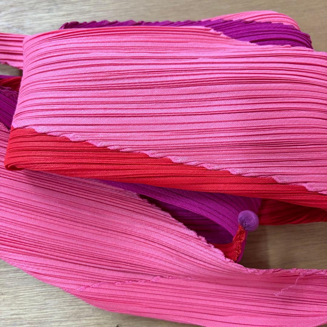 ISSEY MIYAKE Pleats Please プリーツスカーフ　赤ピンク