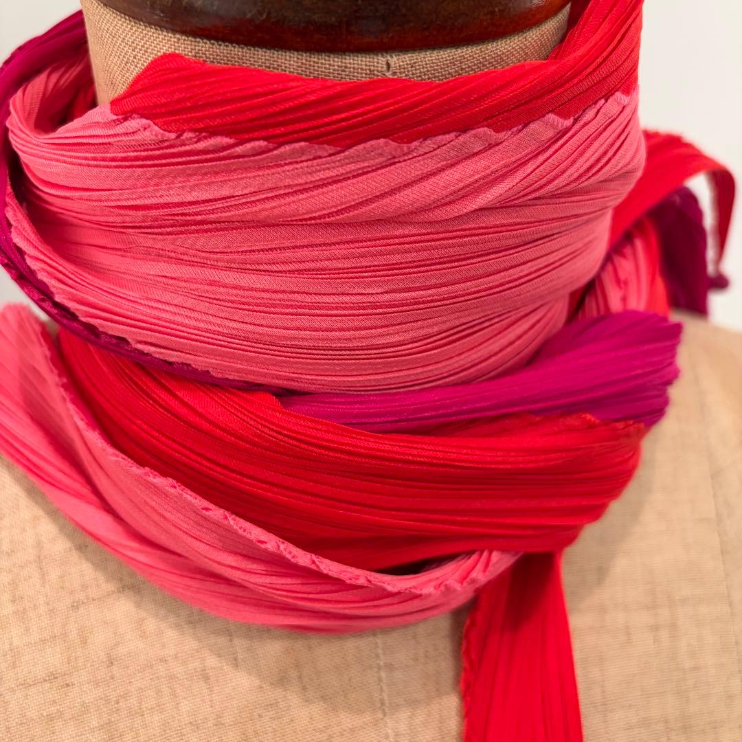 ISSEY MIYAKE Pleats Please プリーツスカーフ　赤ピンク