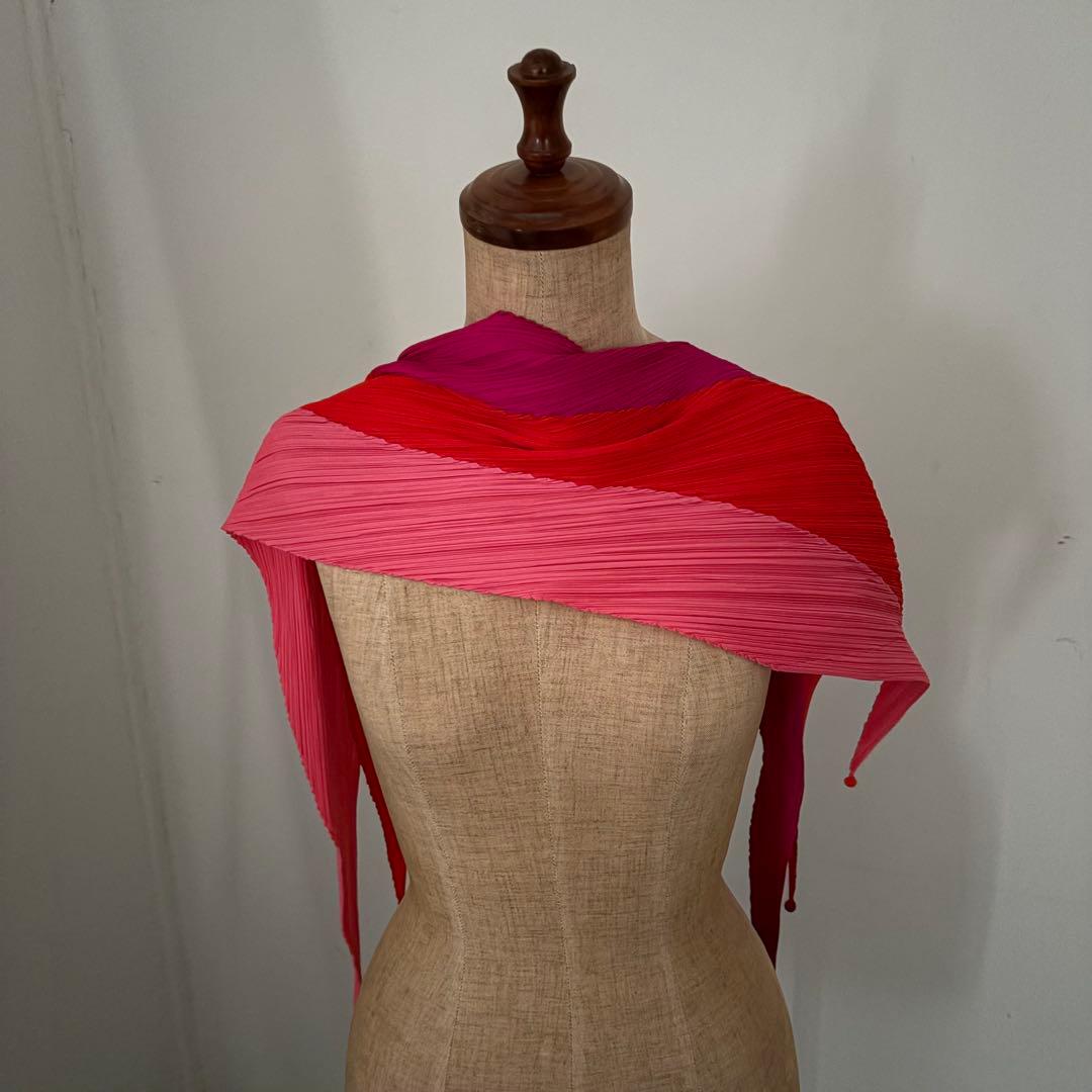ISSEY MIYAKE Pleats Please プリーツスカーフ　赤ピンク