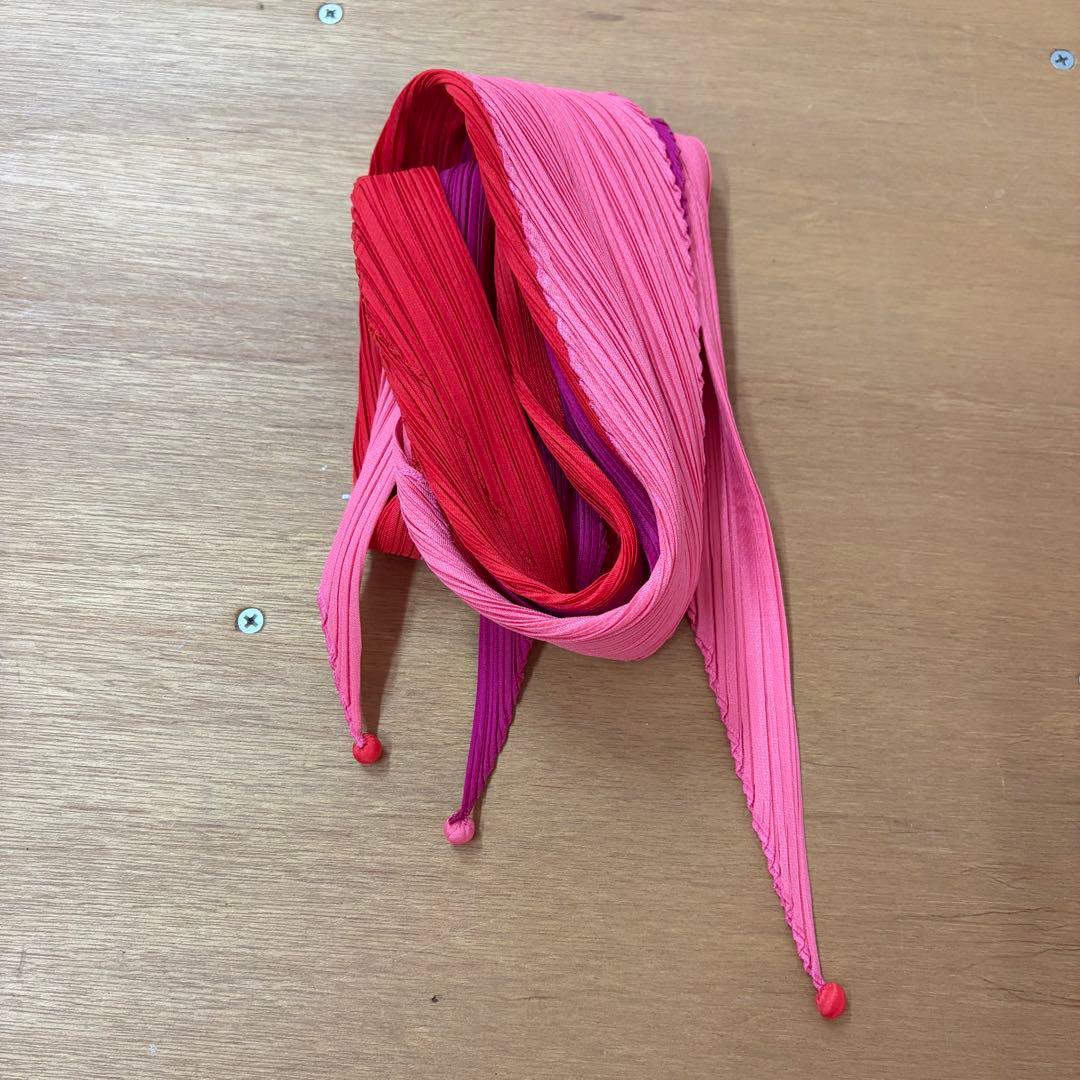 ISSEY MIYAKE Pleats Please プリーツスカーフ　赤ピンク