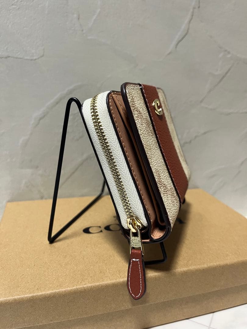 ✨️新品未使用✨️COACHアウトレット 二つ折り財布 ホワイト/ブラウン