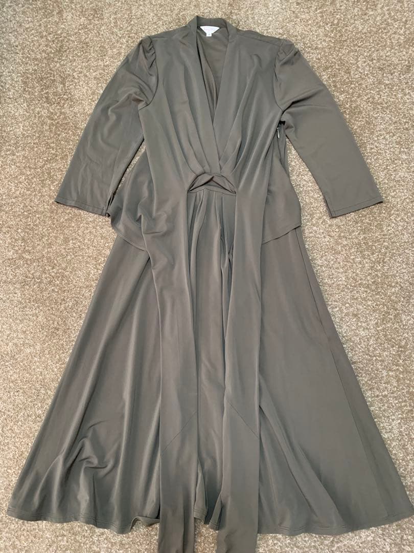 美品　ケイミー　襟なしカシュクールワンピース　カーキ　洗える