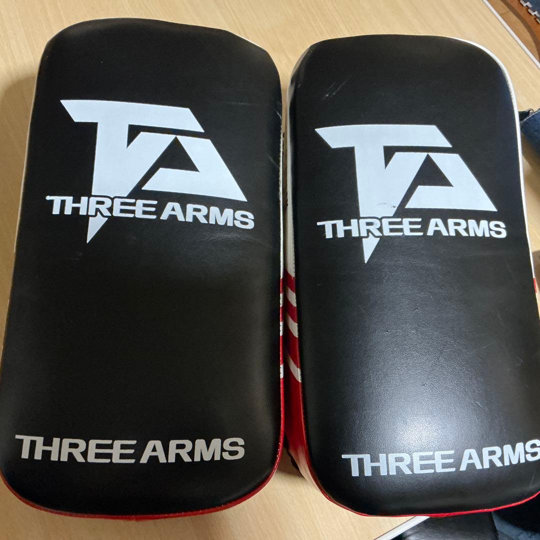 【ほぼ新品】THREE ARMS キックミット 赤・黒・白