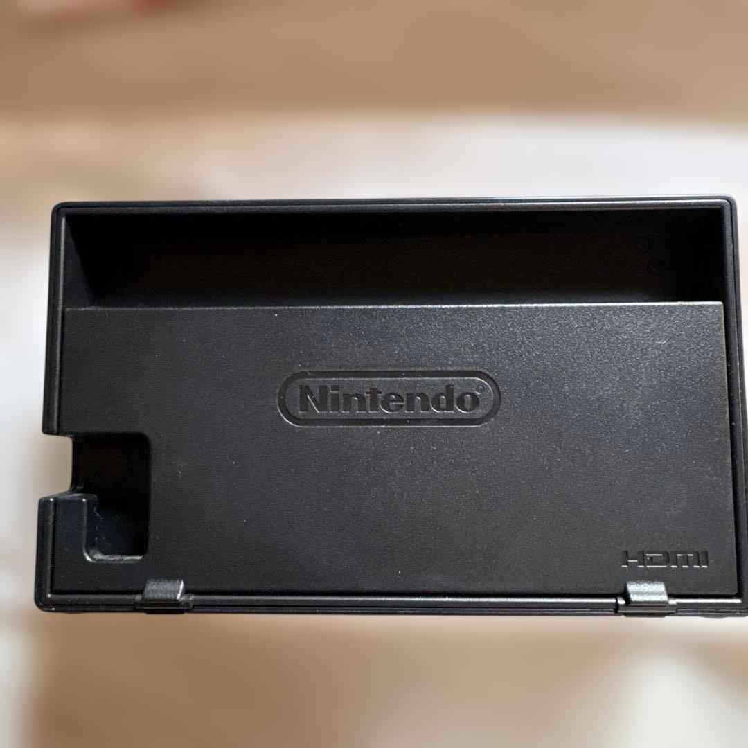 Nintendo Switch 本体　コントローラー色違い