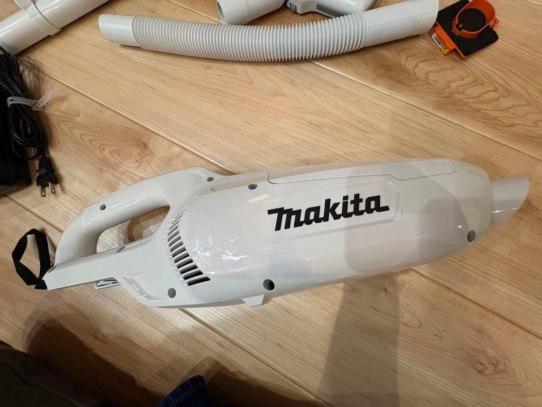 マキタ掃除機　10.8v CL107FDSHW （洗浄済）