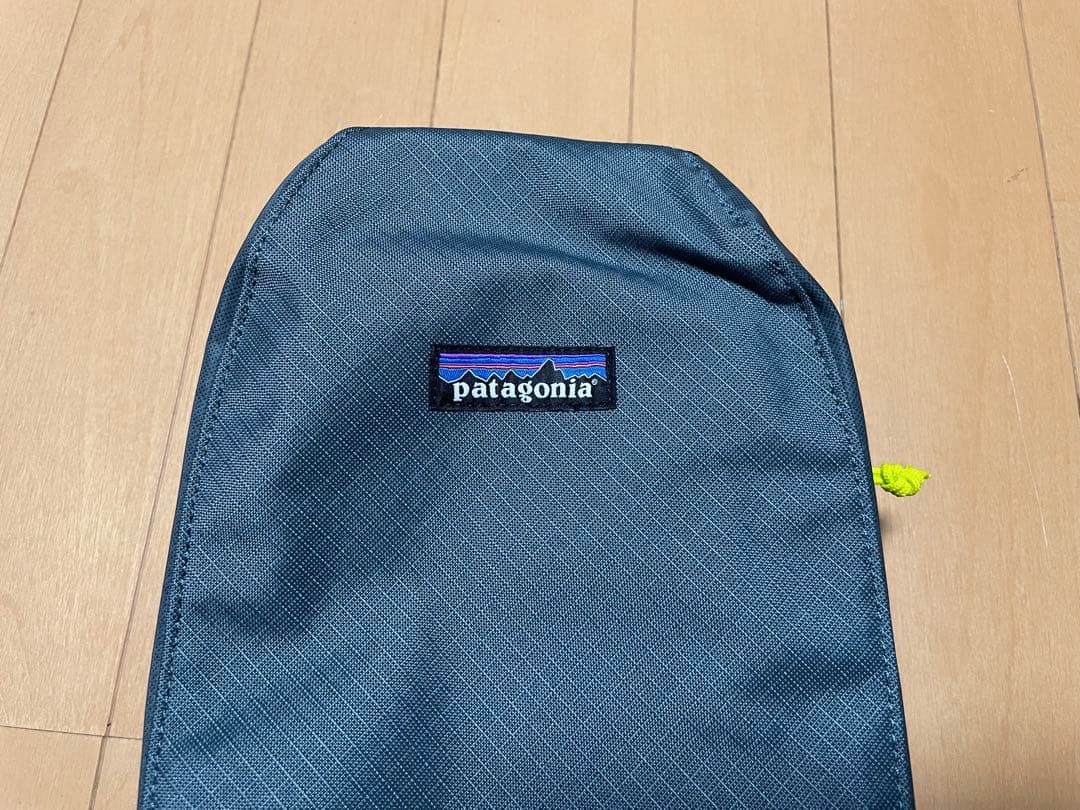 パタゴニア　ブラックホールキューブ　6L ネイビー&イエロー新品　未使用