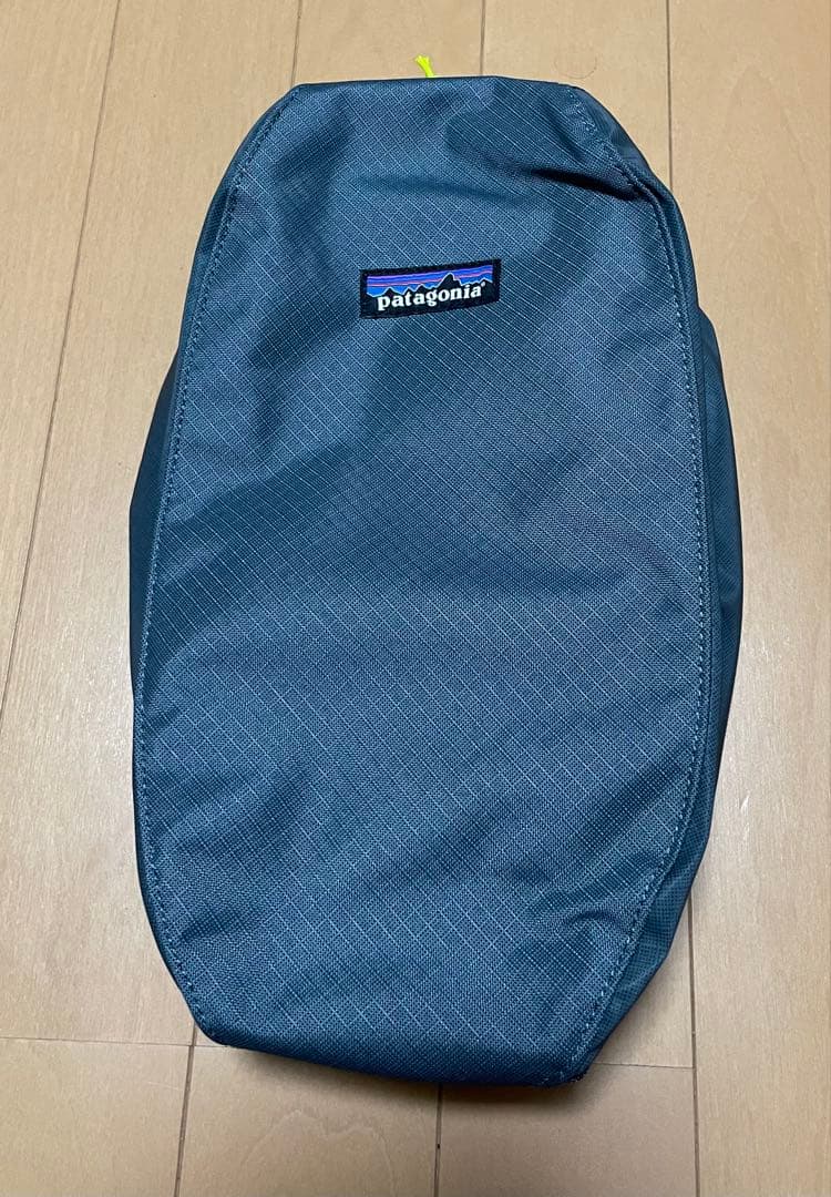 パタゴニア　ブラックホールキューブ　6L ネイビー&イエロー新品　未使用
